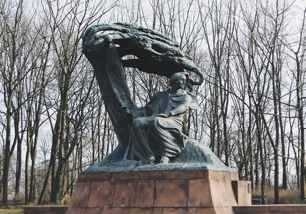Das Frédéric-Chopin-Denkmal im Łazienki-Park in Warschau