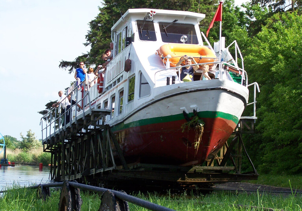 Passagierschiff auf dem Oberländischen Kanal