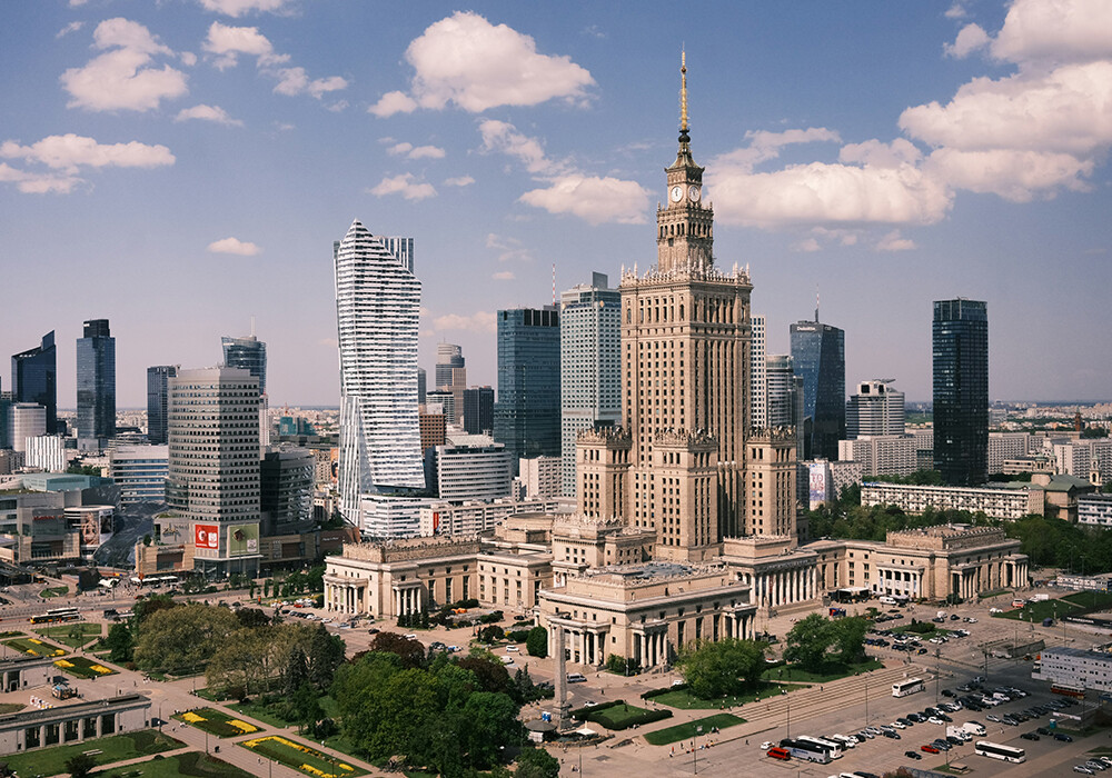 Panorama von Warschau mit Blick auf den Palast der Kultur und Wissenschaft sowie moderne Wolkenkratzer 