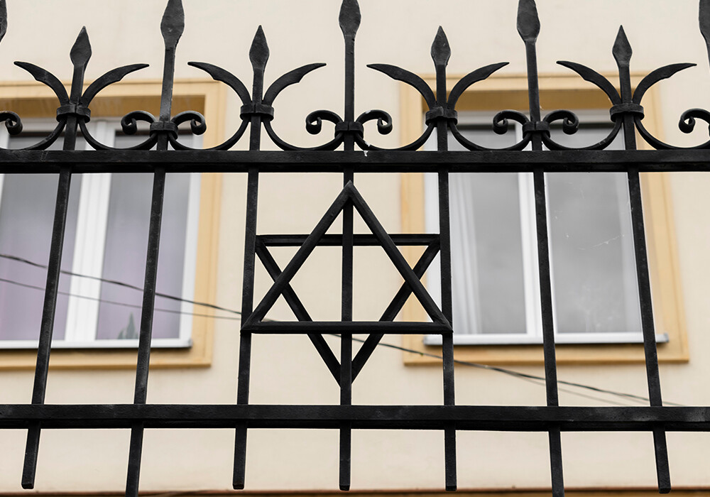 Die Umzäunung der Alten Synagoge in Krakau mit dem charakteristischen Symbol des Davidsterns