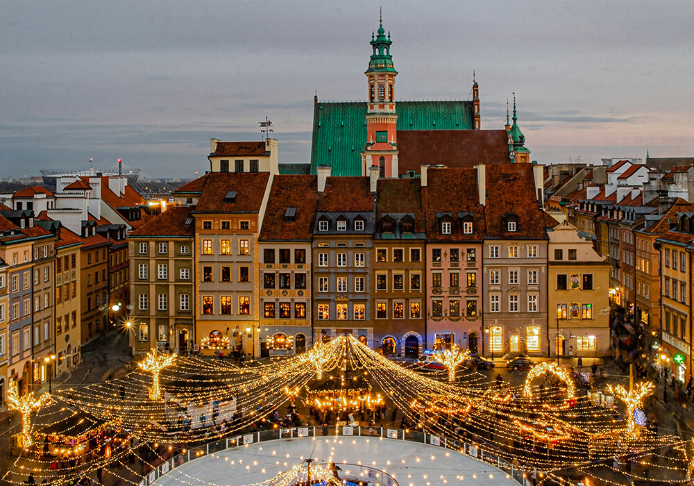 Der Marktplatz der Altstadt in Warschau mit Eislaufbahn und weihnachtlicher Dekoration