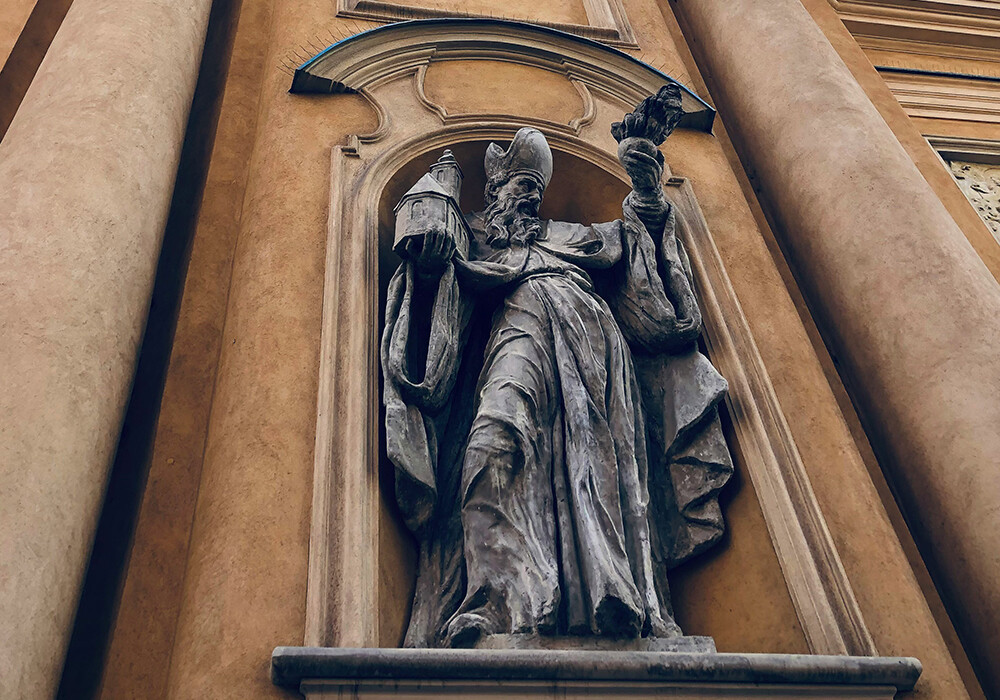 Eine Statue an der Fassade der St.-Martin-Kirche in der Warschauer Altstadt
