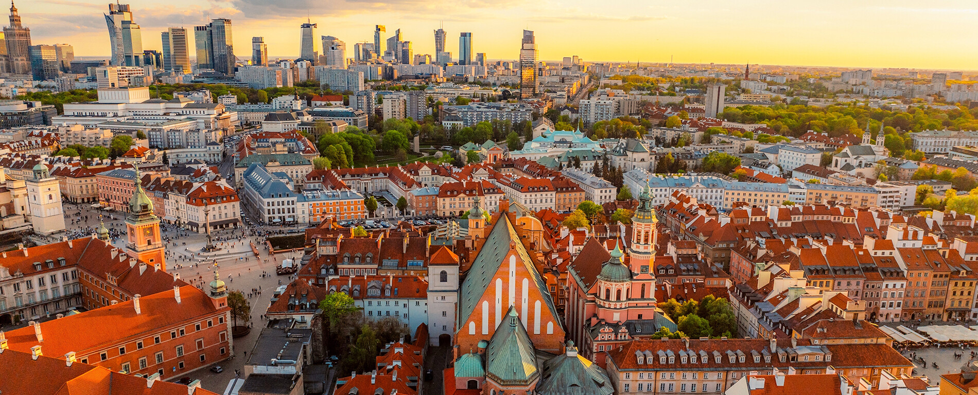 Das Foto zeigt ein Panorama von Warschau das die historische Altstadt mit den modernen Wolkenkratzern im Hintergrund verbindet