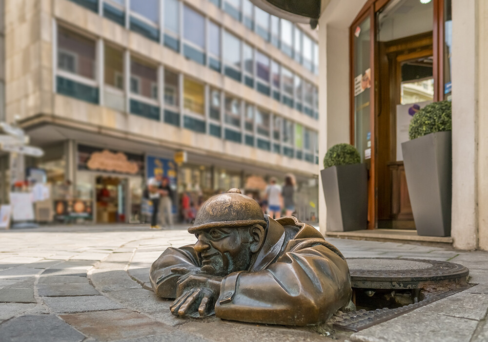 Bratislava, Rzeźba uliczna o nazwie „Cumil Man at Work”