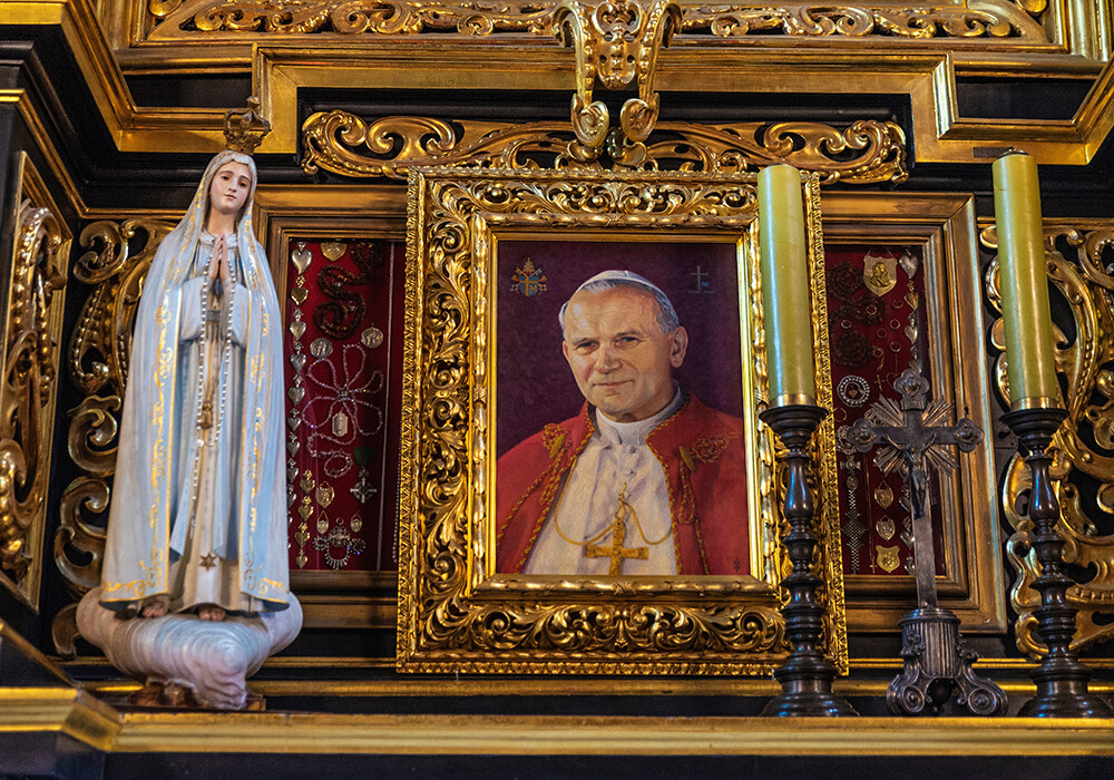 Kraków, Ołtarz z portretem papieża Jana Pawła II w Bazylice Najświętszej Marii Panny