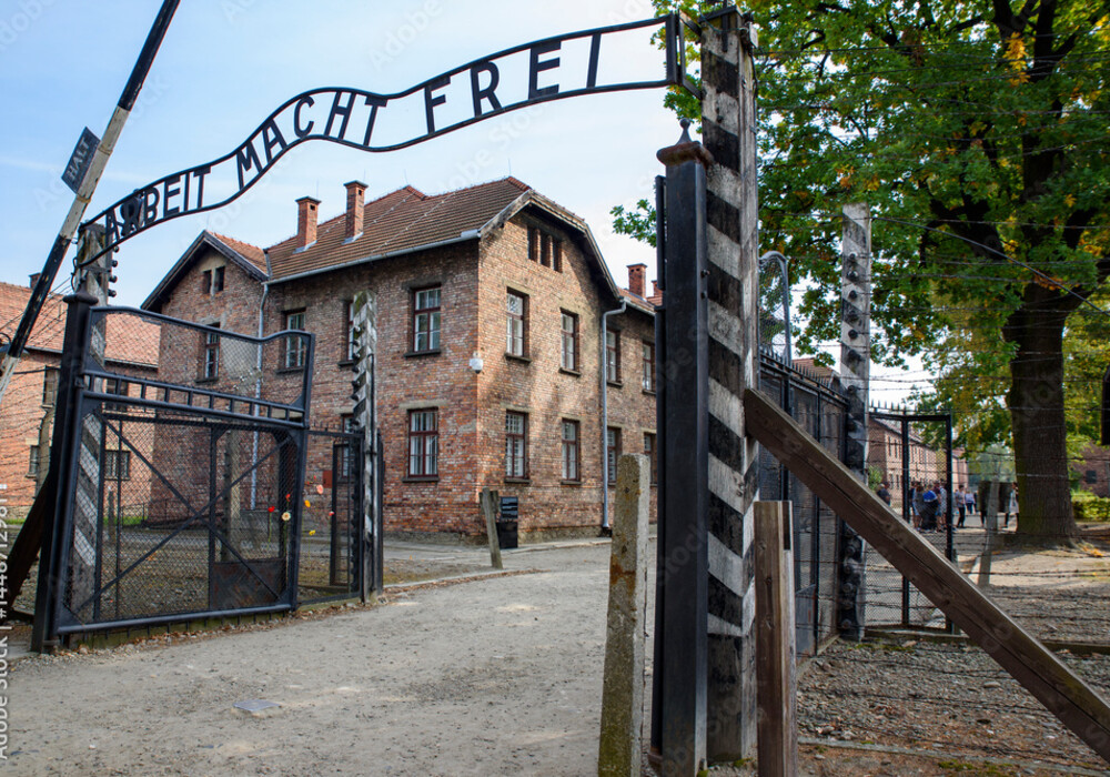 Das Haupttor des Lagers Auschwitz I mit der Aufschrift „Arbeit macht frei“