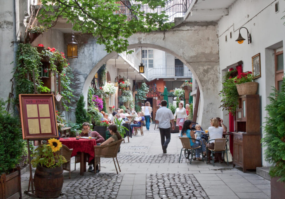 Ein malerischer Innenhof im Krakauer Stadtteil Kazimierz; die Józefa-Straße 